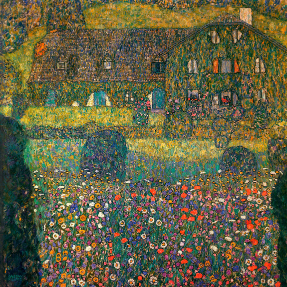 Un chalet rustique surplombant les eaux calmes du lac attersee