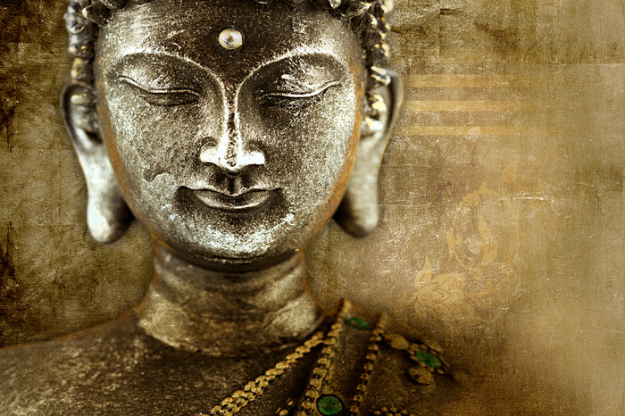 Sculpture de bouddha aux teintes dorées