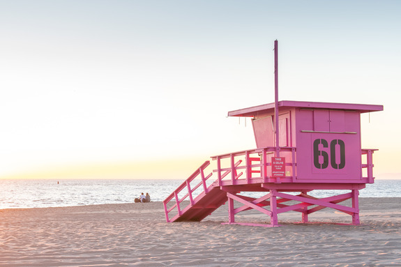 Un poste de surveillance de sauveteurs aux couleurs pastel surplombant l&#39;océan au lever du soleil