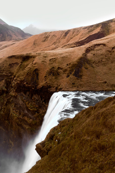 Cascade sur des rochers rouillés
