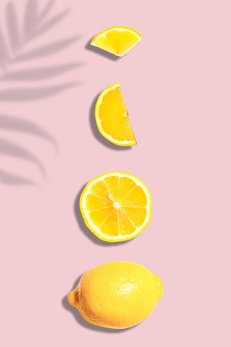 Tranches de citron sur fond rose