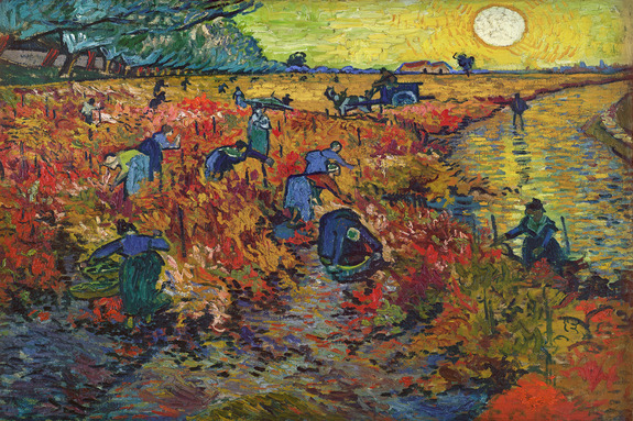 Des agriculteurs traditionnels récoltent leurs cultures dans les champs