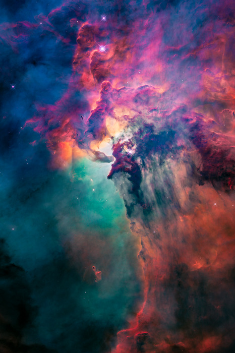 Nébuleuse colorée et étoiles brillantes