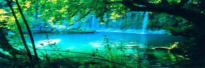 Une cascade paradisiaque aux eaux turquoise