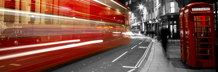 Bus rouge et cabine téléphonique