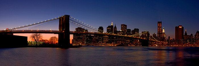 Le fleuve et le pont de brooklyn dans le paysage
