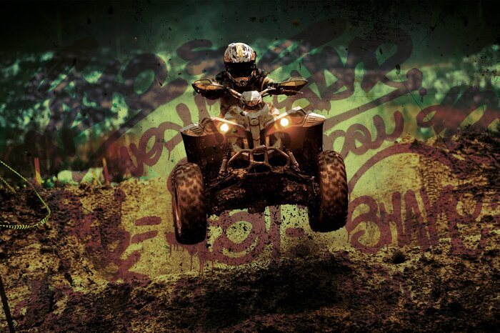 Un conducteur de quad en plein saut