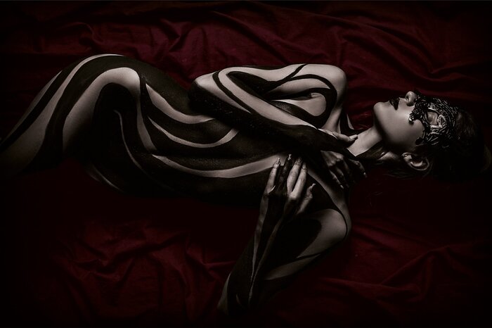 Silhouette sensuelle à rayures foncées