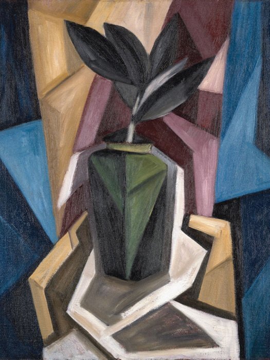 Un vase entouré de structures géométriques