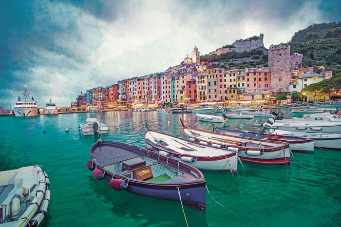 Une ville de montagne avec des bateaux sur l'eau