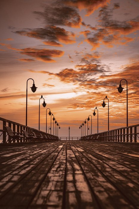 Une jetée en bois paisible sous la lumière du soleil couchant