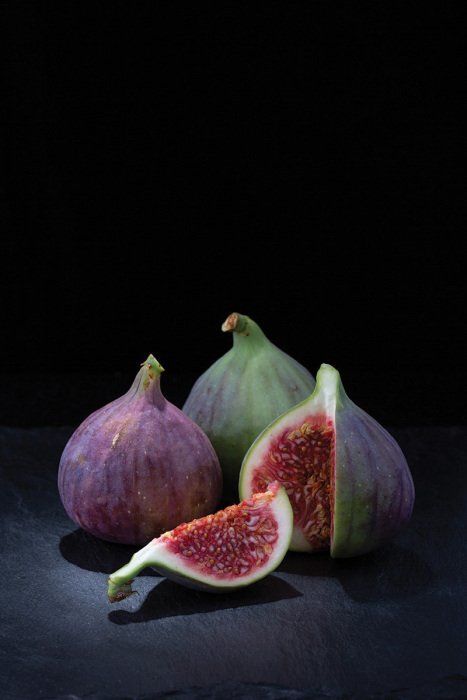 Des figues mûres dans un cadre d'une obscurité intense
