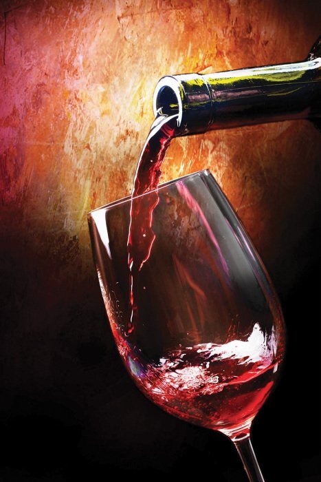 Un verre rempli de vin rouge