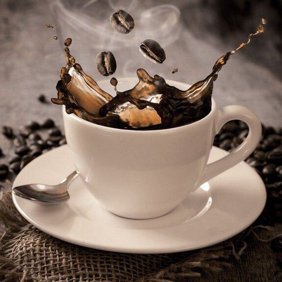 Une tasse blanche classique avec un café noir intense