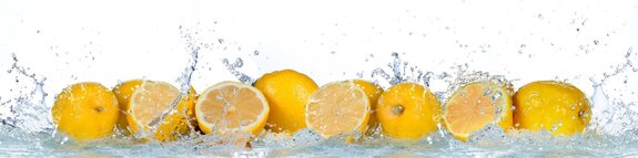 Citrons dans les éclaboussures d'eau