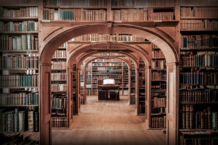 Des rangées de vieux livres dans la salle de lecture