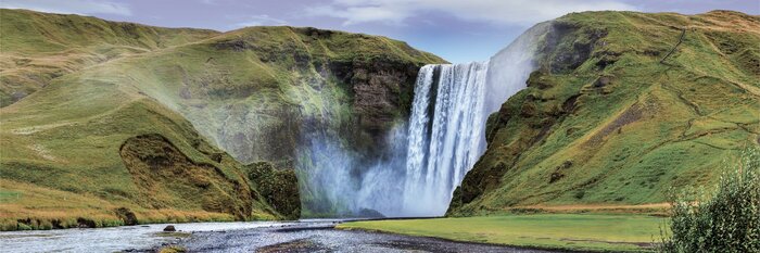 Une cascade pittoresque se jetant dans la vallée