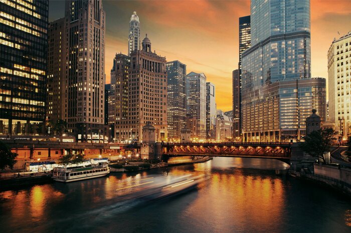 Pont et gratte-ciel au-dessus de la rivière