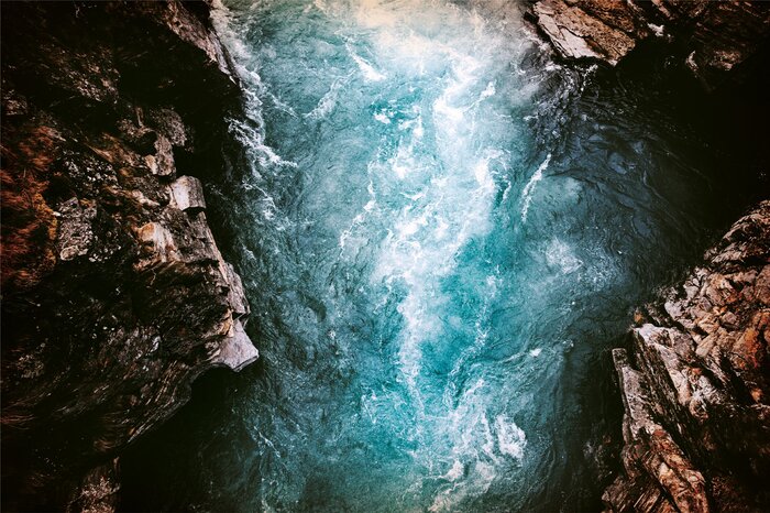 L'eau émeraude entre les rochers