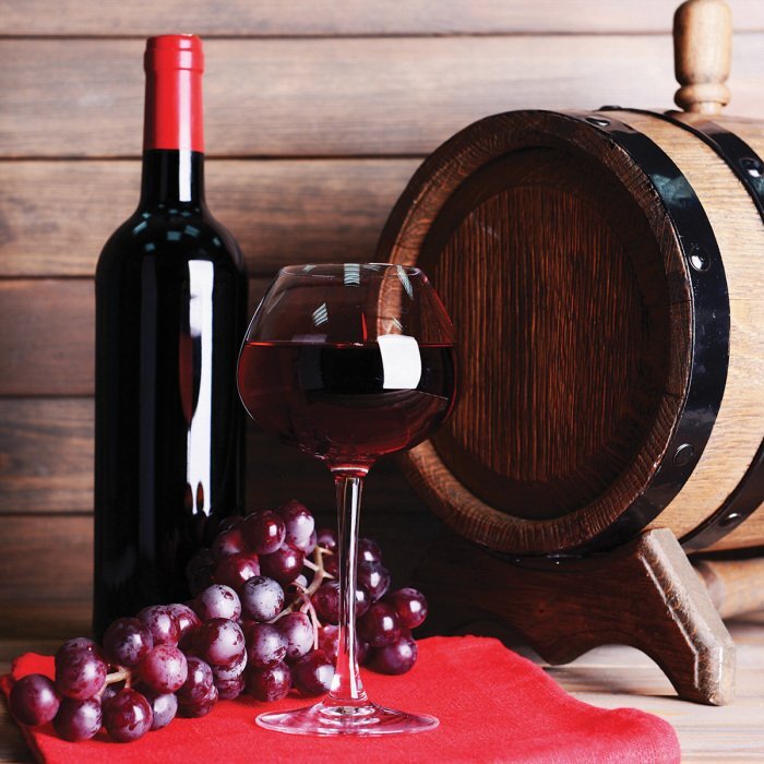 Une composition de vin à base de raisins et d'un fût en bois