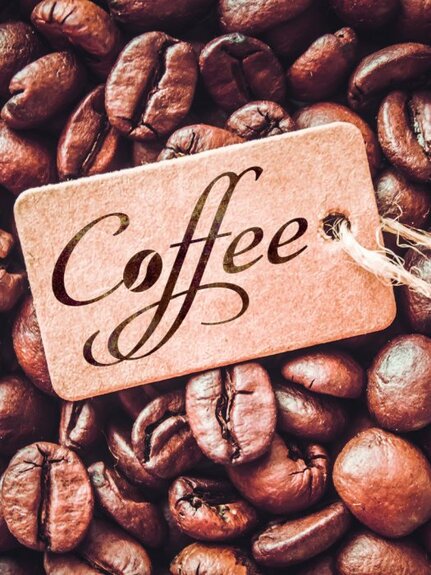 Inscription artistique « café » sur fond de grains de café