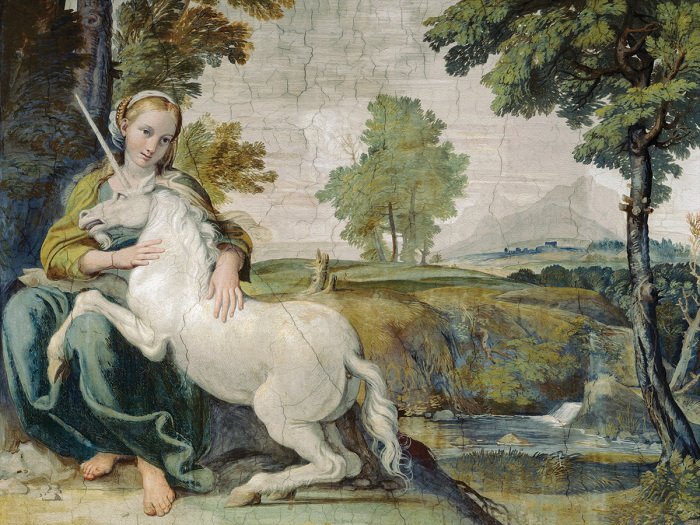 Femme avec une licorne dans un jardin