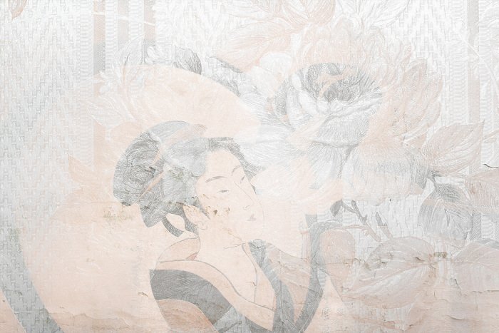 Portrait d'une femme japonaise dans un ornement floral