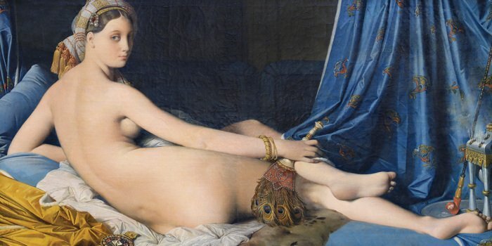 Femme nue allongée avec un ventilateur