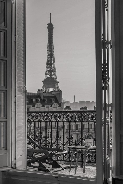 Vue romantique de la tour eiffel depuis un balcon à paris