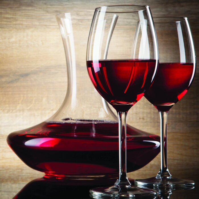 Verres contenant du vin rouge