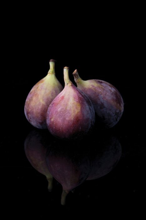 Des figues mûres sur un fond noir profond