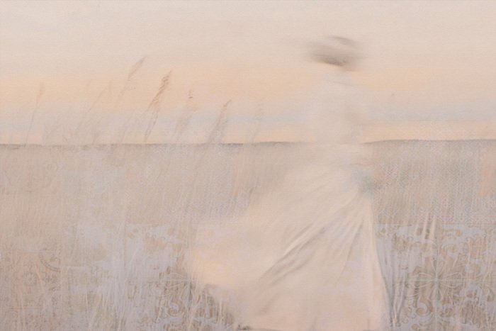 La silhouette subtile d'une femme dans une prairie fleurie