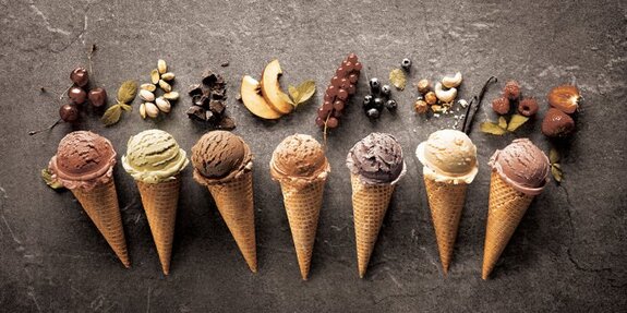 Cornets de glace colorés aux saveurs variées