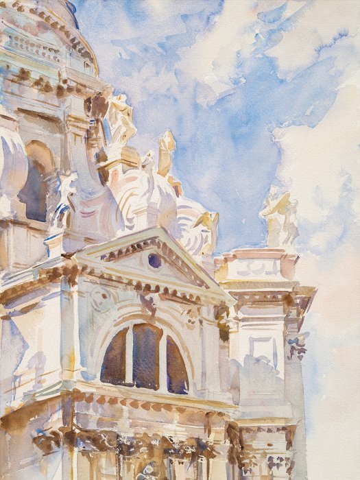 Ornements et sculptures sur fond de ciel bleu