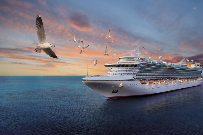 Un paquebot de croisière sous la lumière du soleil couchant