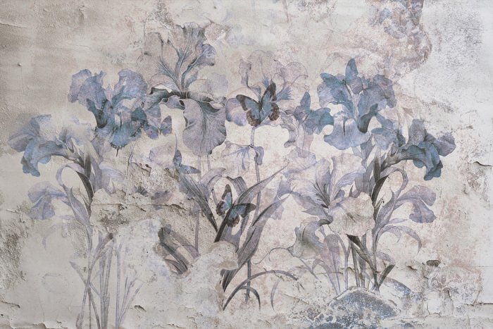 De discrets papillons parmi les fleurs bleues