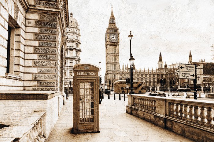 Cabine téléphonique vintage offrant une vue panoramique sur la tour de l'horloge