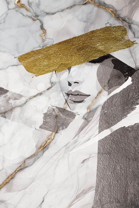 Portrait d'une femme sur fond de marbre avec des accents dorés