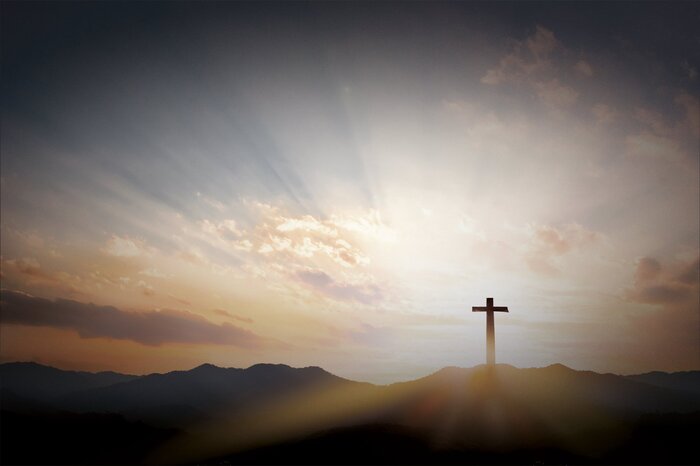 Silhouette de la croix dans la lumière du matin