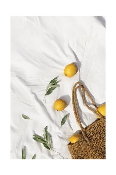 Un sachet de citrons naturels sur une nappe blanche