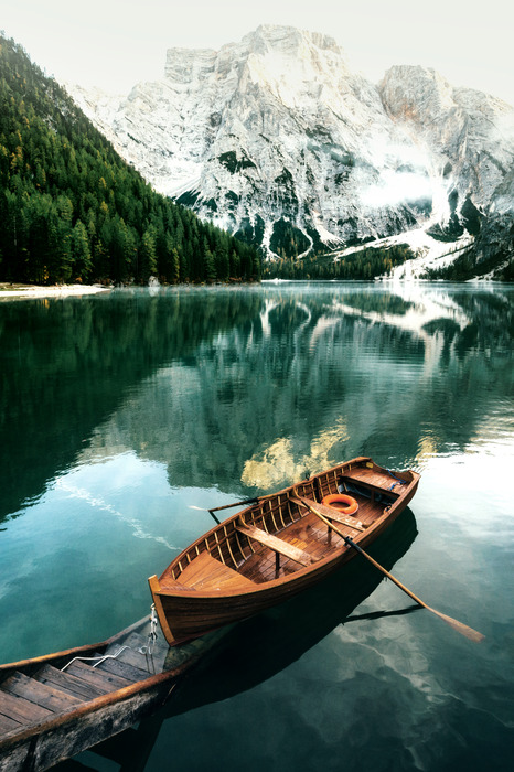 Un bateau sur un lac alpin