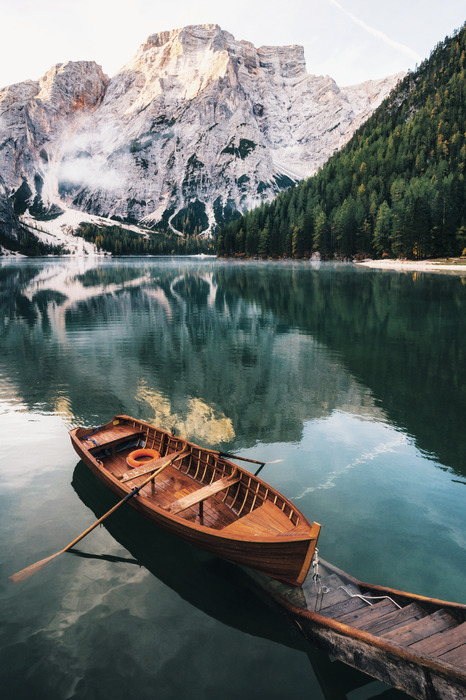 Bateau traditionnel en bois dans les montagnes