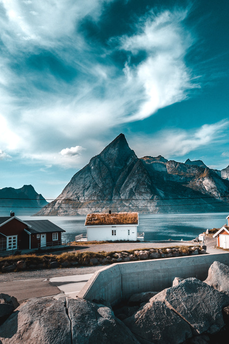Reflet de la montagne sur un lac turquoise