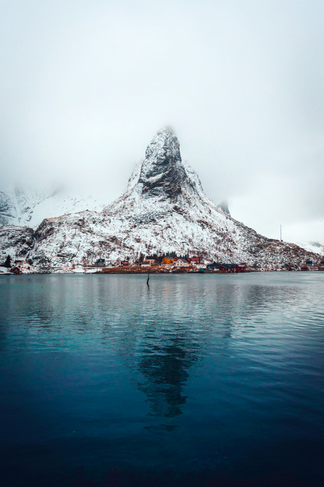 Paysages de montagne brumeux au-dessus de l'eau