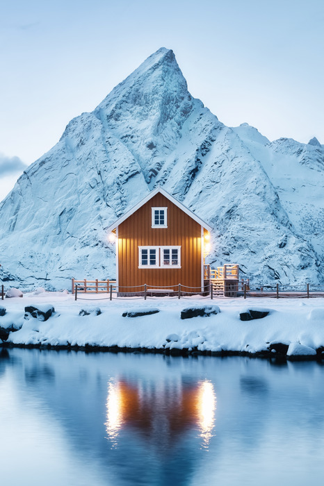 Paysage hivernal d'une maison au-dessus de la montagne