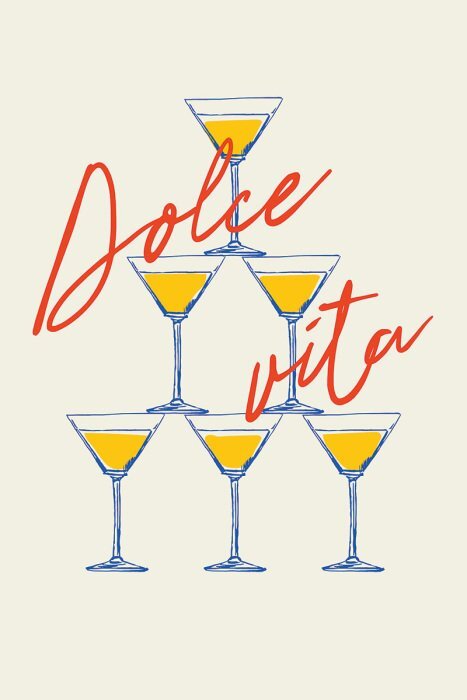 Une tour de verres remplis de boissons se détache sur un fond d'inscriptions artistiques.