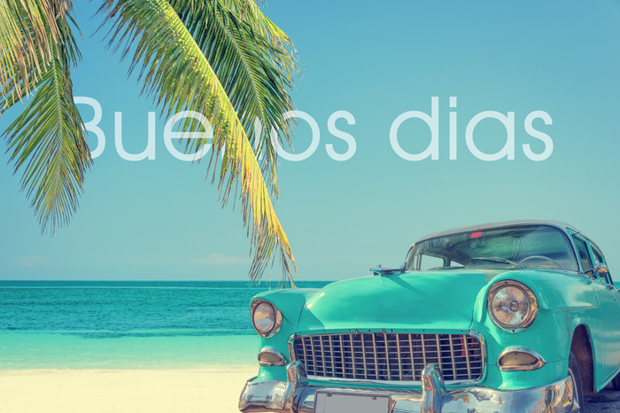 Voiture rétro et plage des caraïbes avec palmiers