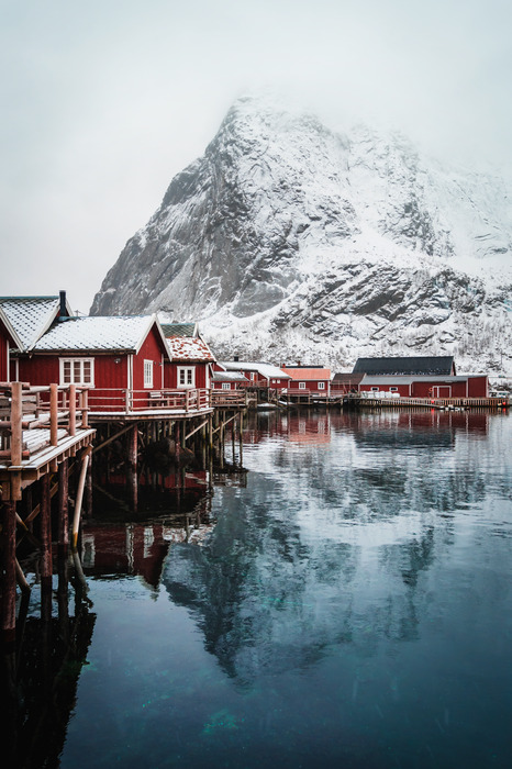 Paysage d'hiver avec reflet dans le lac