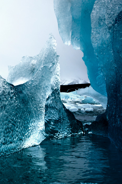 Gros plan sur des plaques de glace bleues