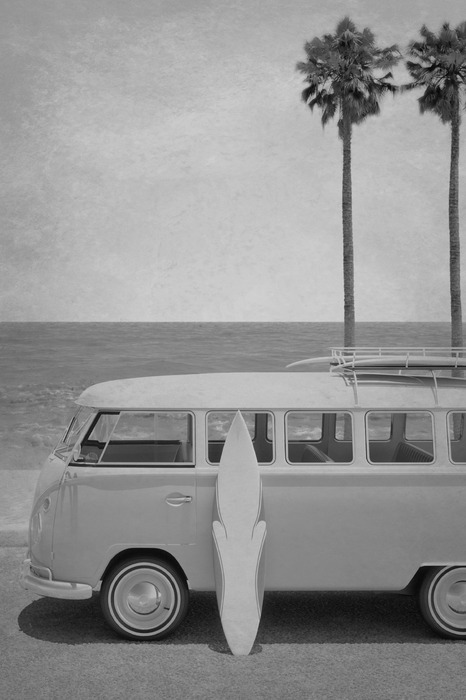 Bus rétro avec panneaux publicitaires près de la plage